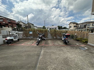 【その他共用部分】 | 敷地内にバイク置き場を完備しています！バイクがあれば通勤・通学、お買い物にも便利です☆