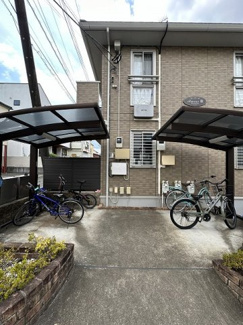 【その他共用部分】 | 屋根付きの駐輪場で雨が降っても大切な自転車が濡れなくてすみますね♪駅まで自転車もおすすめです！