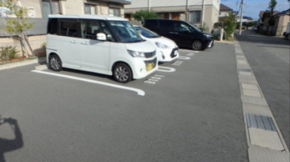 シャーメゾン宝殿の駐車場