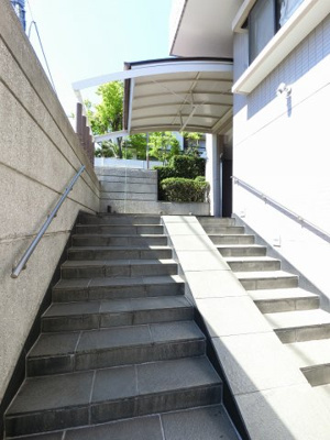 【エントランス】 | エクレール鶴見東寺尾 | JR京浜東北線・根岸線「鶴見」駅バス13分「白幡」停歩3分。