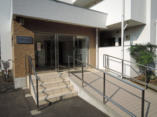 【エントランス】 | JR南武線「鹿島田」駅徒歩7分、JR横須賀線・湘南新宿ライン「新川崎」駅徒歩10分。
忙しい朝が助かる立地、暮らしにゆとりが生まれます。