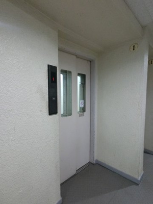 【その他共用部分】 | 山王アイチマンション | お買い物時やベビーカーの出し入れに便利なエレベーター付です。