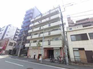【外観】 | 「伊勢佐木長者町」駅徒歩6分！駅近ならではの便利な住環境も魅力的です。
2面バルコニー・3面採光につき日当たり・通風・眺望良好です。