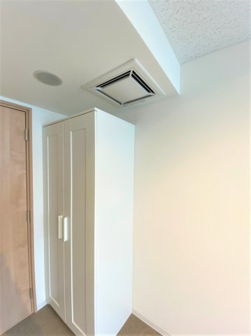 「防音マンション」ラシクラス上野の内装|Bluetooth仕様のスピーカーも付いています。接続すればすぐにでも使用可能です。右上は24時間稼働の換気口です。