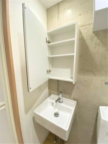 「防音マンション」ラシクラス上野の独立洗面台|洗面台の鏡の後ろにも収納