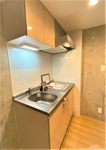 「防音マンション」ラシクラス上野のキッチン|キッチンはIHコンロ2口、ちゃんとまな板スペースも確保してます。