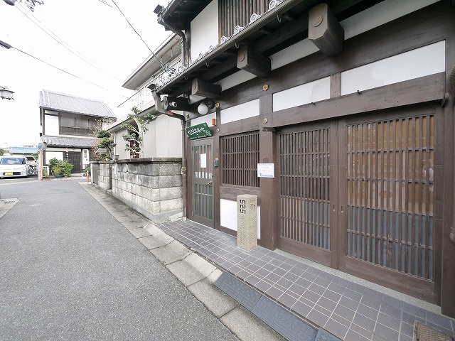 南店舗（西新屋町）のエントランス