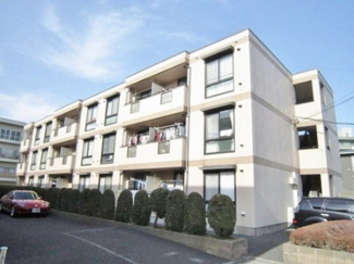 【外観】 | 小学校が近くてお子様の通学も安心のマンションです◎東急東横線「綱島」駅と「大倉山」駅より徒歩圏内！2駅利用出来るので通勤・通学に便利☆