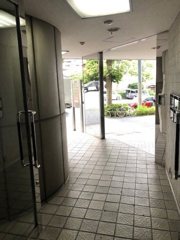新宿区四谷４丁目の事務所のエントランス