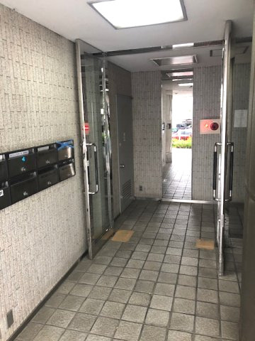 新宿区四谷４丁目の事務所のエントランス