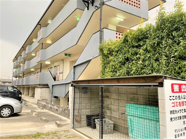シャローム山城の外観|駐車場、敷地内ごみ置き場