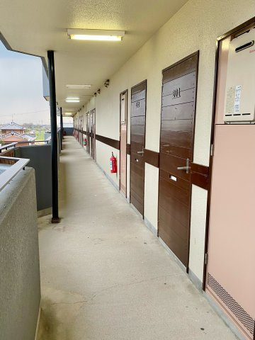 シャローム山城のその他共用部分|玄関西向き。ベランダ東向き。(芸大側)