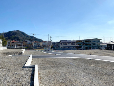 【前面道路含む現地写真】 | タイセイパレス　忍ヶ丘4期 | 緑豊かなので、心にゆとりが得られて暮らしも豊かになります。現地からは山が見えるので四季折々の景色が楽しめますよ。