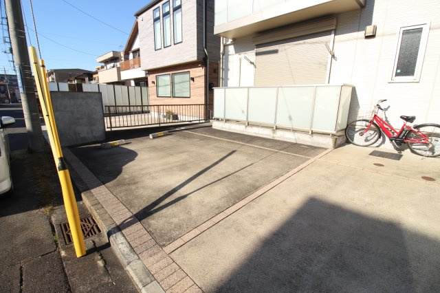 アルカンシェルAの駐車場