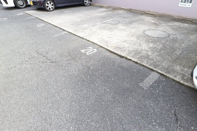 KNハイツＢの駐車場