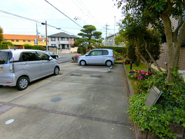 ベルヴィー大美野の駐車場
