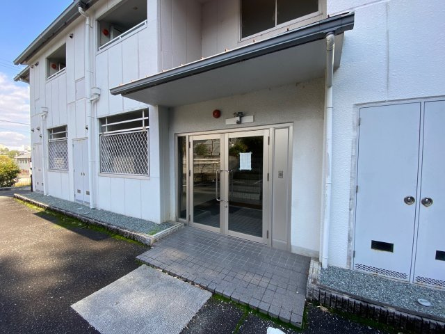 野村学生マンションのエントランス