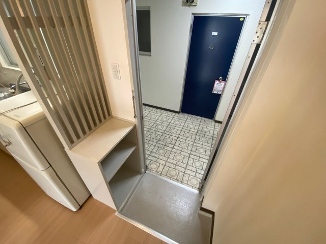 野村学生マンションの玄関