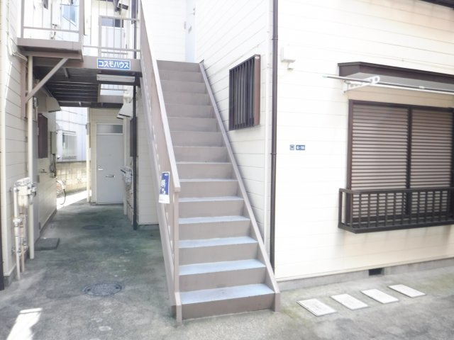 コスモハウスＢ棟のエントランス