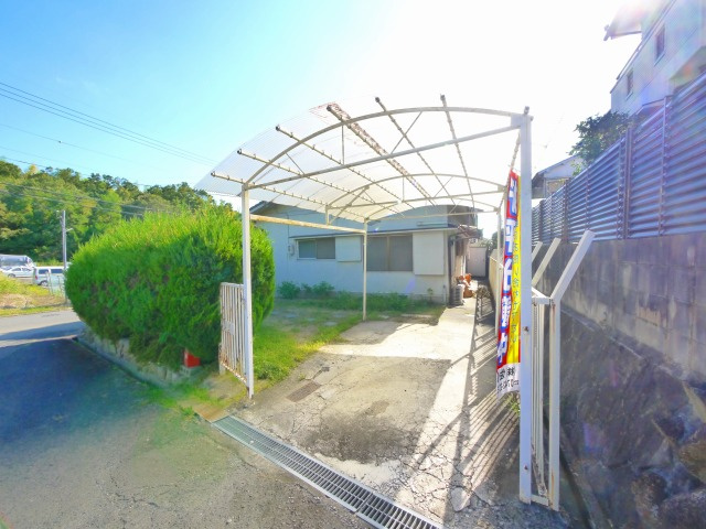 奈良市法蓮町貸家の駐車場