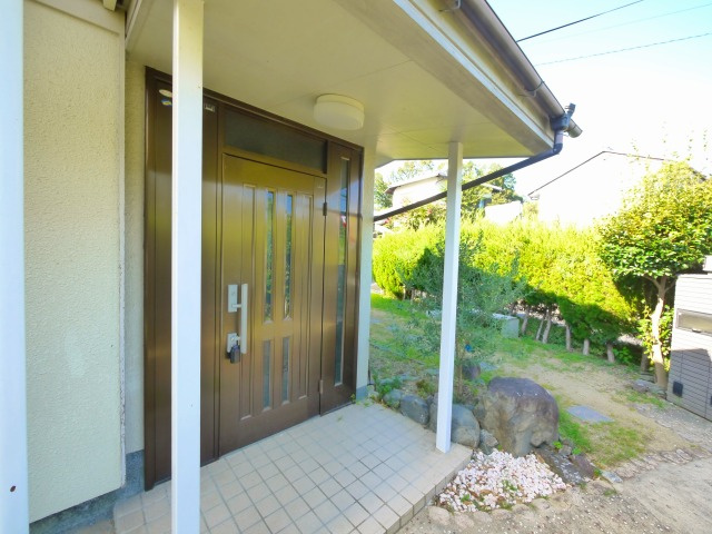 奈良市法蓮町貸家のエントランス