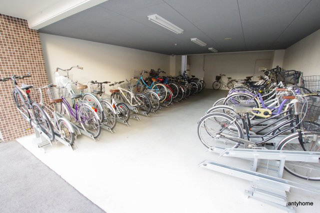 レジディア新大阪　仲介手数料無料の駐車場