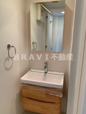 SERENiTE本町reflet（セレニテ本町ルフレ）　BRAVI不動産の独立洗面台|【セレニテ本町ルフレ】独立洗面台、小物を置くことができて便利です