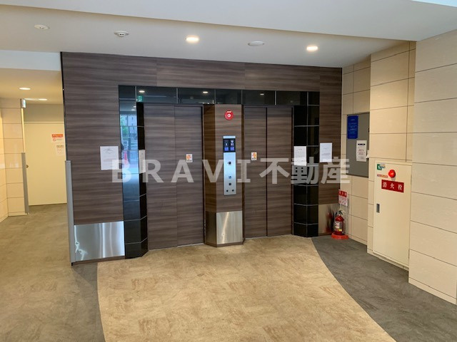 SERENiTE本町reflet（セレニテ本町ルフレ）　BRAVI不動産のロビー|【セレニテ本町ルフレ】ゆとりのあるロビーです