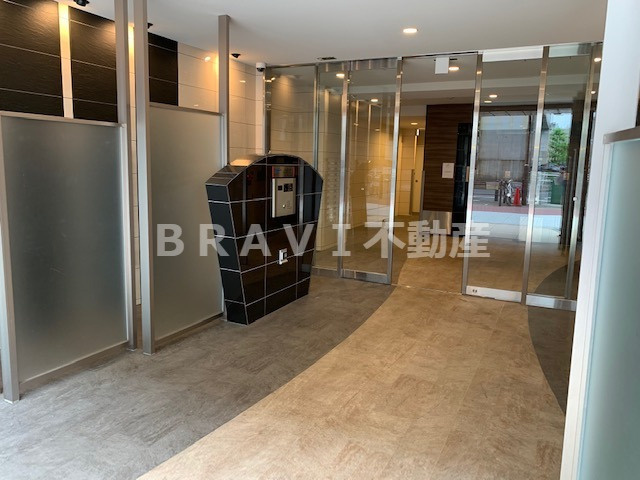 SERENiTE本町reflet（セレニテ本町ルフレ）　BRAVI不動産のエントランス|【セレニテ本町ルフレ】清潔なエントランスです