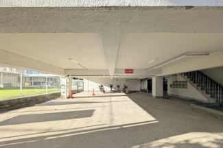 【駐車場】 | 雨の日に助かる屋根付きの駐輪場・駐車場です。