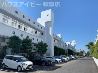 【外観】 | コーポ田神A棟　２階部分　可動棚付きパントリー・納戸スペースあります。駐車場1台継承可能