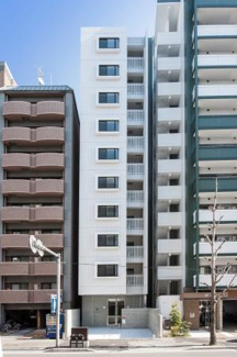 【外観】 | 外観タイル貼り・西面　前面は約22m幅員の道路で、バルコニーかの景色は開放的です。
