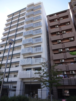 【外観】 | BLANC TOUR HAKATA(ブラントゥーレ　ハカタ)  | 外観タイル貼り・東面　隣地は東領公園でバルコニーからの景色は開放的です。