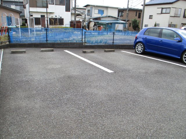 ドルフ城所Ⅲの駐車場