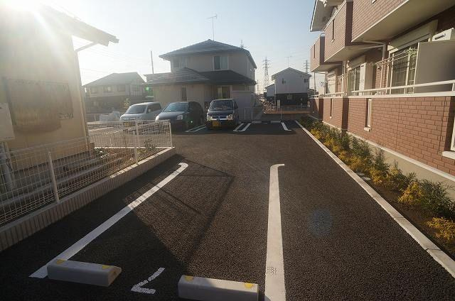 サン　ウッドの駐車場