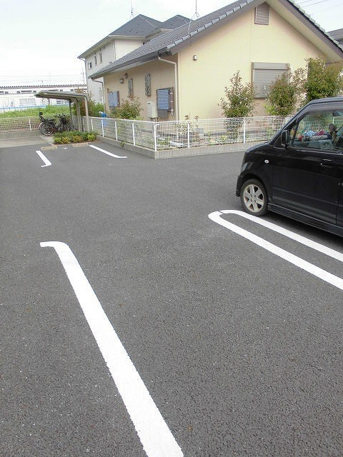 サン　ウッドの駐車場