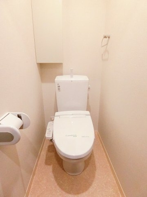 【トイレ】 | エアリーズ | トイレは温水洗浄便座付き♪人気のバストイレ別です♪小物を置ける便利な棚やタオルハンガーも付いています♪