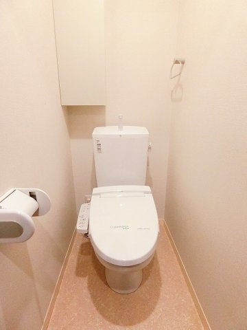 【トイレ】 | エアリーズ | トイレは温水洗浄便座付き♪人気のバストイレ別です♪小物を置ける便利な棚やタオルハンガーも付いています♪