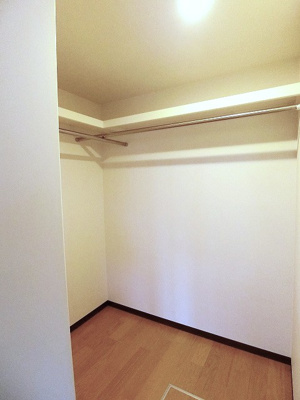 【収納】 | エアリーズ | 洋室6帖のお部屋にあるウォークインクローゼットです♪たっぷり収納できてお洋服や荷物が多くてもお部屋すっきり☆