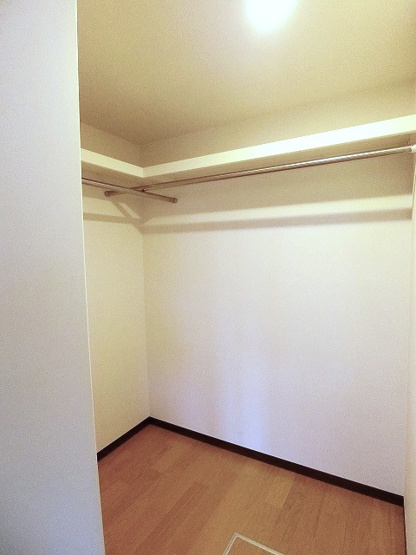 【収納】 | エアリーズ | 洋室6帖のお部屋にあるウォークインクローゼットです♪たっぷり収納できてお洋服や荷物が多くてもお部屋すっきり☆