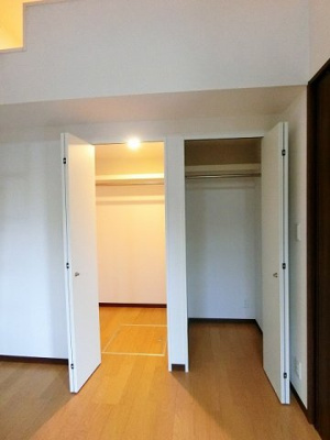 【収納】 | エアリーズ | 洋室6帖のお部屋にあるクローゼット(右)です♪かさばりやすいコートなどもハンガー掛けができてすっきり片付きます♪クローゼットが2ヶ所あるのが便利ですよね！