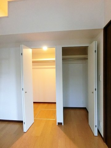 【収納】 | エアリーズ | 洋室6帖のお部屋にあるクローゼット(右)です♪かさばりやすいコートなどもハンガー掛けができてすっきり片付きます♪クローゼットが2ヶ所あるのが便利ですよね！