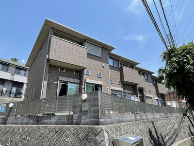 【外観】 | エアリーズ | 小田急多摩線「栗平」駅まで徒歩10分！閑静な住宅地にある2階建てアパートです♪通勤通学はもちろん、お買い物やお出かけにもGood☆