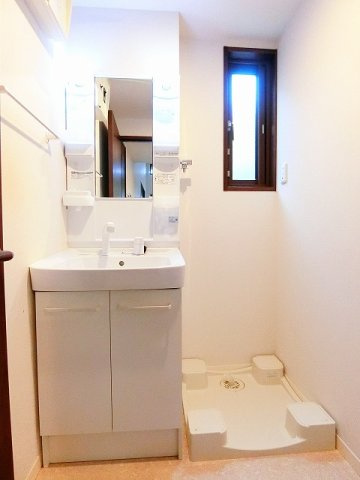 【設備】 | エアリーズ | 洗面所にある室内洗濯機置き場です♪防水パンが付いているので万が一の漏水にも安心です！小窓があるので湿気がこもりにくくて良いですね☆