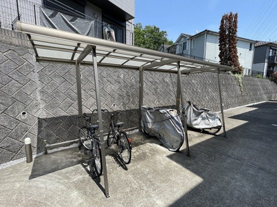 【その他共用部分】 | エアリーズ | 屋根付きの駐輪場で雨が降っても大切な自転車が濡れなくてすみますね♪荷物が重いときに自転車があれば助かりますね！
