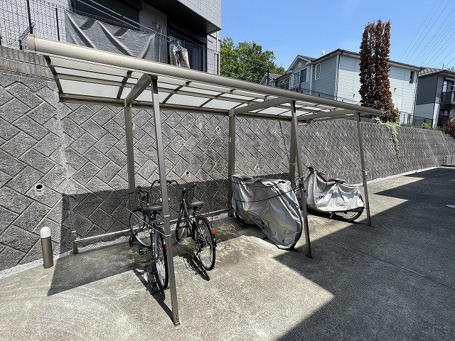 【その他共用部分】 | エアリーズ | 屋根付きの駐輪場で雨が降っても大切な自転車が濡れなくてすみますね♪荷物が重いときに自転車があれば助かりますね！