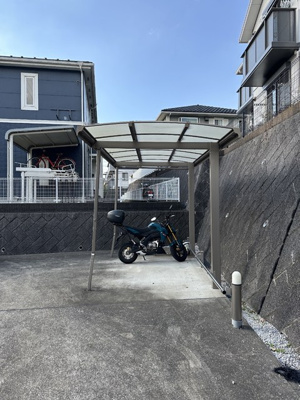 【その他共用部分】 | エアリーズ | 敷地内に屋根付きバイク置き場を完備しています！バイクがあれば通勤・通学、お買い物にも便利です☆