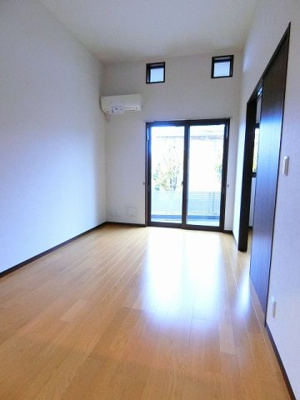 【居間・リビング】 | エアリーズ | 南西向きリビングダイニングキッチン10.5帖☆テラスに繋がるお部屋です！エアコン付きで1年中快適に過ごせますね☆便利な室内物干しも完備◎