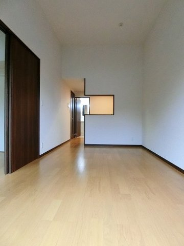 【居間・リビング】 | エアリーズ | 南西向きリビングダイニングキッチン10.5帖☆女性に人気なカウンターキッチンです！お話しながら料理ができるってうれしい♪