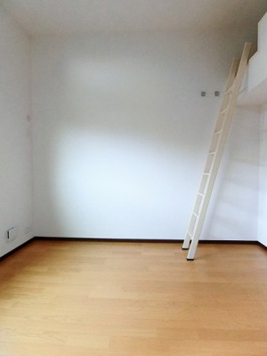 【洋室】 | エアリーズ | 南西向き洋室6帖☆リビングダイニングキッチンから繋がるお部屋です！ベッドを置いて寝室にするのもオススメです☆
